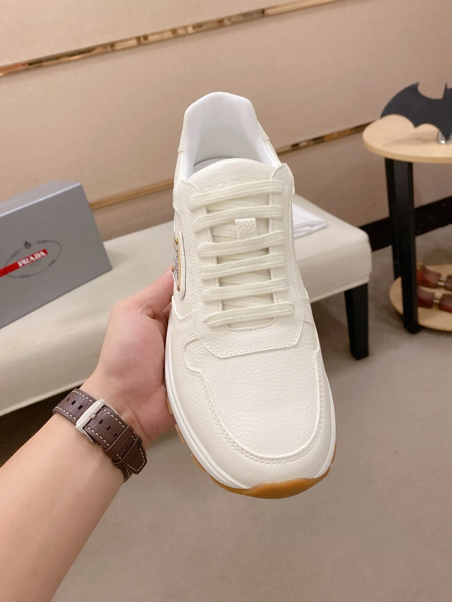 Factory price 560💰(High version) New Prada (Prada) high-top counters are on the market at the same time, new men's shoes, 😘fabrics are selected from waterproof technical cloth. First layer cowhide lining. 👍🏿Original molded anti-slip rubber outsole, with exquisite lines, simple and elegant, comfortable and high-end for leisure travel. Number of yards: 38 to 44. (Can be customized for 45.46.)